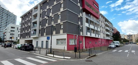 T3 moderne à Toulouse avec balcon, parking et proche métro