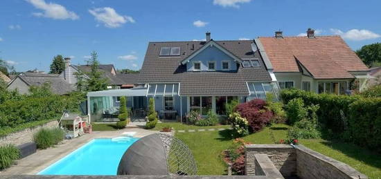 Traumhaftes Wohnen im Grünen: Bungalow mit 5 Zimmern, Loggia, Terrassen und Garage