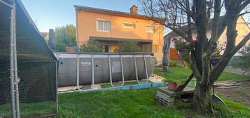 Agréable Maison, avec terrain et garage dans un quartier calme