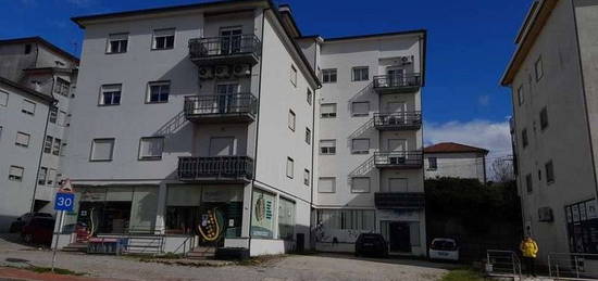 Vende-se apartamento T3, Av. Sá Carneiro, n.º 32, Edifício Joaninha