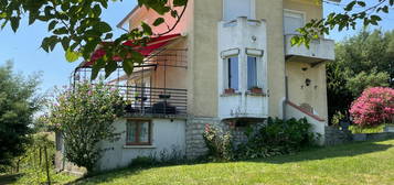 Maison avec terrain de plus d'1,5 hectares.