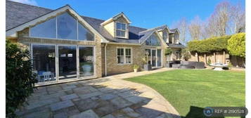 5 bedroom detached house