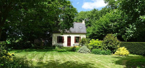 COTES D'ARMOR proche de Rostrenen, une charmante maison de 2 chambres avec un magnifique jardin paysager