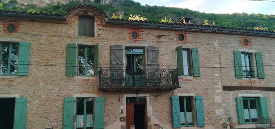 Belle maison familiale en pierres 250 m2 avec jardin