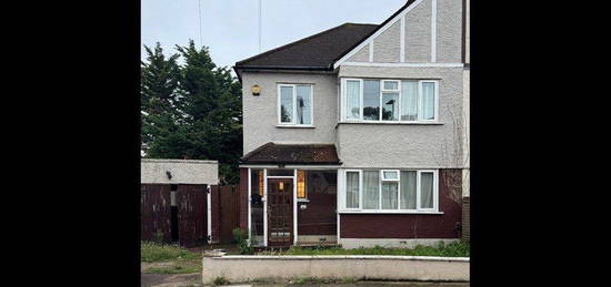 4 bed semi-detached house to rent