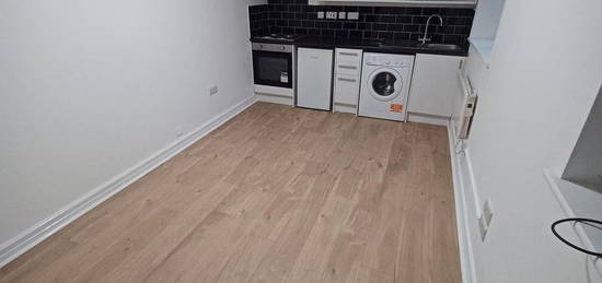 Flat to rent in Long Street, Middleton M24