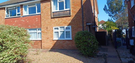 Maisonette to rent in Barton Close, Bexleyheath DA6