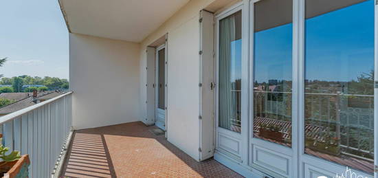 BRON - appartement T4 de 93 m² avec terrasse, cave et garage