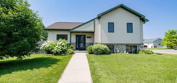 1406 Park Dr SE, East Grand Forks, MN 56721