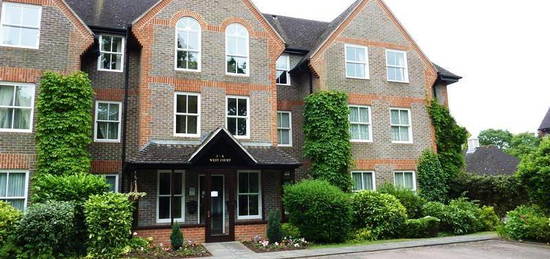 Flat to rent in West Drive, Sonning, Berkshire RG4