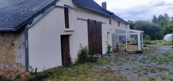 Longère en campagne avec jardin, pré, puit, bois, rivière