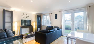 Flat to rent in Merton Road, South Wimbledon, London SW19