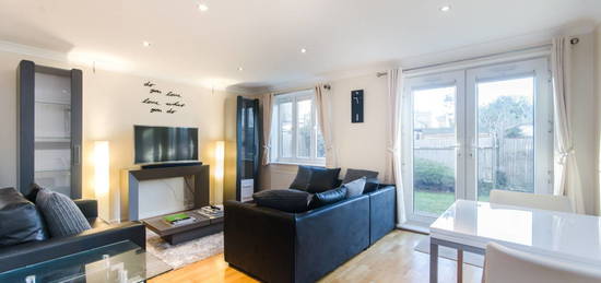 Flat to rent in Merton Road, South Wimbledon, London SW19