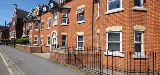 Flat to rent in Sydenham Road, Guildford GU1