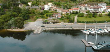 Prédio para reabilitar em frente ao rio na região do Douro