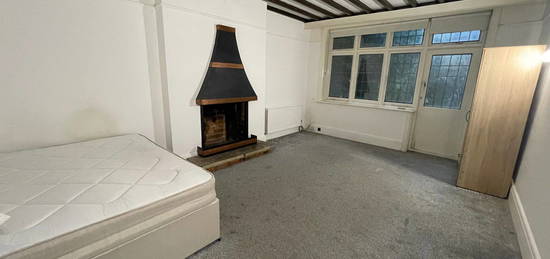 1 bed semi-detached house to rent