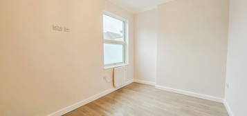 Flat to rent in Maybury Road, Woking GU21