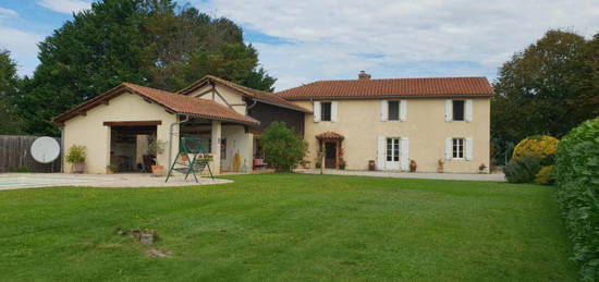 À vendre, proche Trie-sur-Baïse (Hautes-Pyrénées): Maison avec 3 chambres; jardin clos de 1 313 m² avec terrasse d'été et piscine. Superbes vues sur les montagnes et la campagne, situation rurale mais proche de la ville