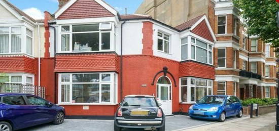 3 bed flat to rent