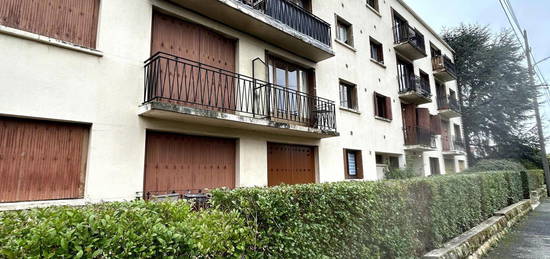 Découvrez cet appartement idéalement situé à L'Haÿ-les-Roses, au cœur d'un quartier dynamique. Profitez de la proximité des transports en commun, d'un charmant balcon, et de commodités comme une place de parking. Avec ses 33 m² bien agencés, ce studio est