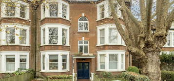 Flat to rent in Bonneville Gardens, London SW4