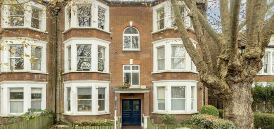 Flat to rent in Bonneville Gardens, London SW4