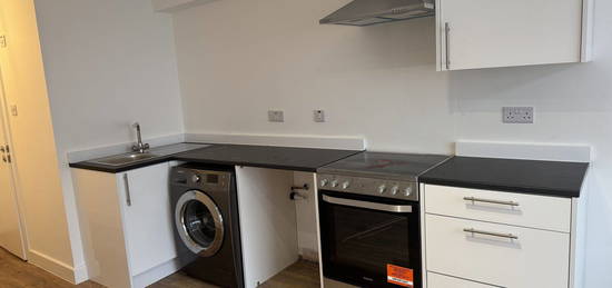 Studio to rent in Bensham Lane, Thornton Heath, Surrey CR7