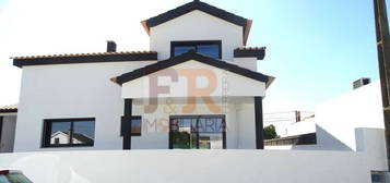 Moradia Isolada Duplex Pronta V3+1 com Piscina e Jardim , Quinta do...