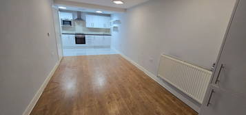 Flat to rent in Green Lanes, Stoke Newington, London N16