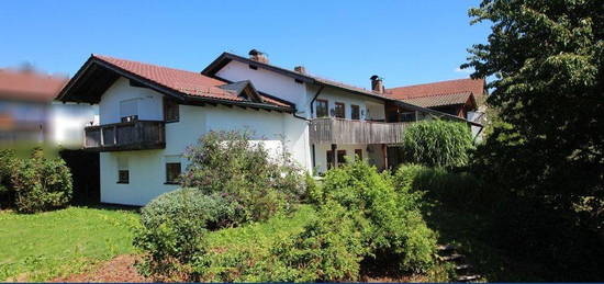 Großes Zweifamilienhaus mit schön eingewachsenem Garten in Aussichtslage von Regen