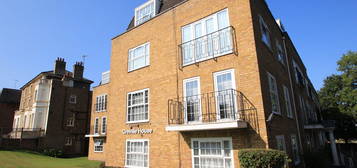 Flat to rent in Lower Road, Harrow HA2