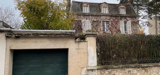 Belle Maison bourgeoise à restaurer sur sous-sol avec Garage, petite dépendance & remise