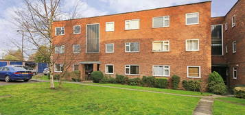 Flat to rent in Lincoln Road, Enfield EN1