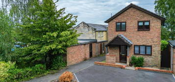 3 bed detached house to rent