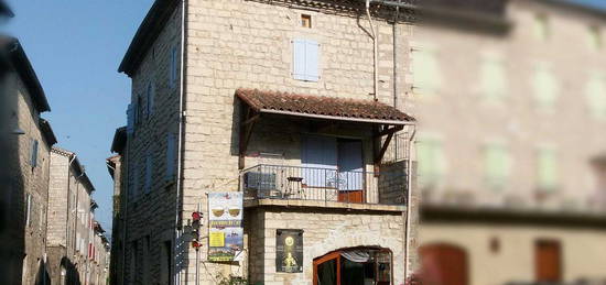 Maison de village place de l'église de Berrias à Berrias et Casteljau