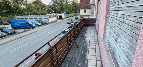 Schöne Wohnung mit großem Wohnraum und Balkon zu vermieten!