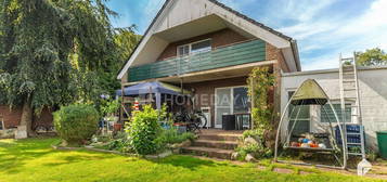 Gepflegte und solide DHH mit Terrasse, Loggia, 2 Bädern, EBK und Carport | Schöne Lage | EEK B!