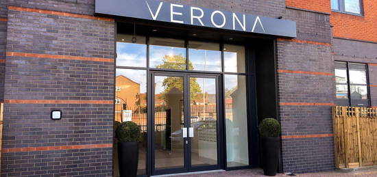 Flat to rent in Verona Apartments 50 Wellington Street, Slough, Berkshire SL1