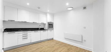 Studio to rent in Old Street, London EC1V