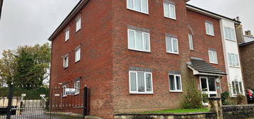 Penthouse to rent in Chapel Road, Redhill RH1