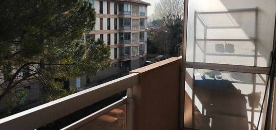 Studio avec balcon et parking à deux pas des remparts