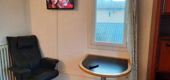 STUDIO meublé 24 m2 chambre cuisine salle d'eau wifi télé centre Morcenx