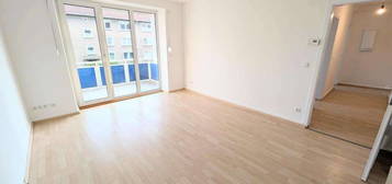 **Balkon gewünscht? Frisch gestrichene Wohnung mit Balkon und neuem Tageslichtbad **