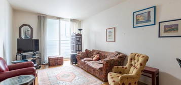 Appartement 3 pièces de 70m² situé au 1er étage, calme et en bon état, passage Lathuile, à 180 mètres du métro place de clichy