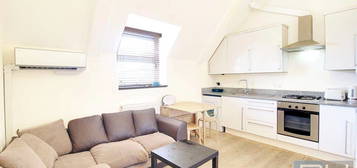 Flat to rent in High Street, Crouch End, London N8