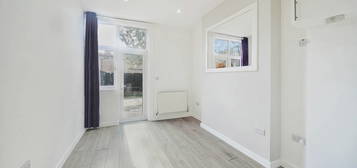 Flat to rent in Welldon Crescent, Harrow On The Hill, Harrow HA1