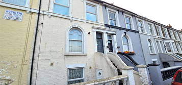 Flat to rent in Marine Parade, Sheerness ME12