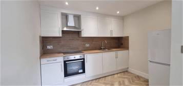 Flat to rent in High Road, London N17