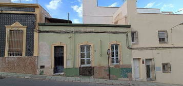 Casa adosada en calle Antonio Vico, Esperanza - Quemadero, Almería