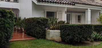 Casa adosada de alquiler en Calle las Camelias, 16, Nueva Andalucía centro